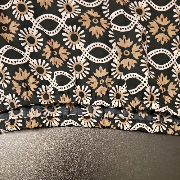 LOFT Sleeveless Black and White Patterned Blouse - Picture 6 of 7